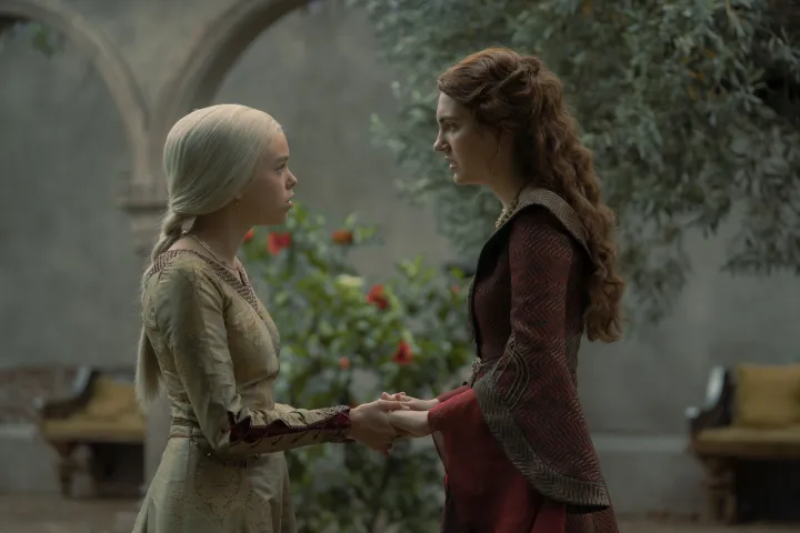 Milly Alcock és Emily Carey a Sárkányok háza című sorozatban – Fotó: HBO