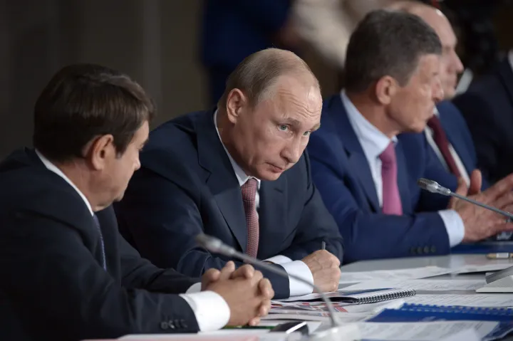 Vlagyimir Putyin orosz elnök és a baloldalán helyet foglaló Dmitrij Kozak még 2015-ben – Fotó: Alekszej Nyikolszkij / MTI/EPA/Pool/Ria Novosztyi