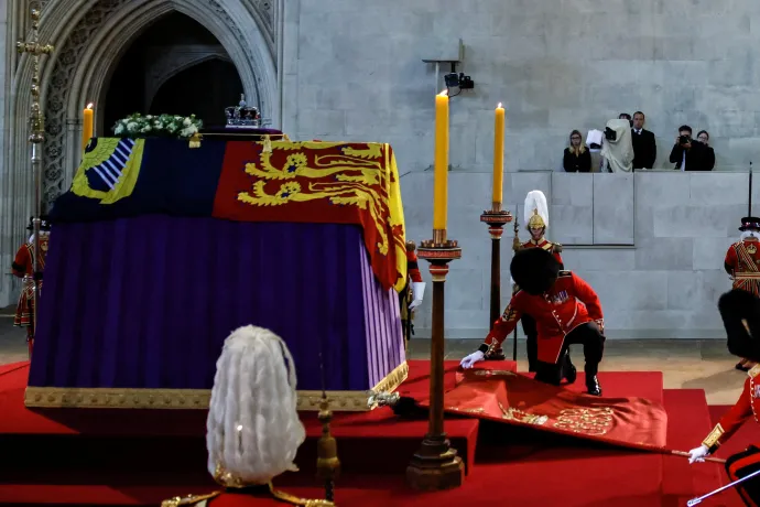 Több óra várakozás után odaengedték az érdeklődőket II. Erzsébet koporsójához