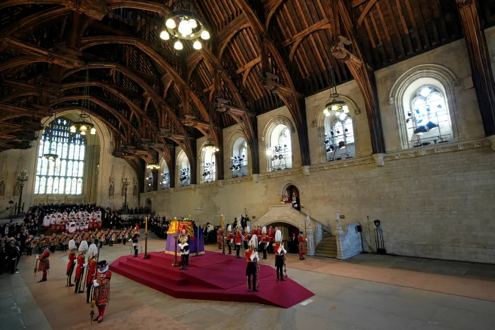 II. Erzsébet ravatala a Westminster Hallban – Fotó: Pool / WPA Rota / Reuters