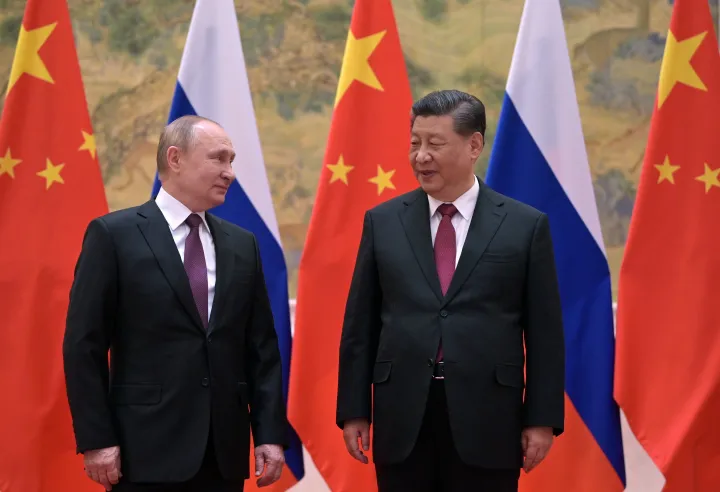 Hszi Csin-ping kínai elnök fogadja az orosz elnököt, Vlagyimir Putyint Pekingben, 2022. február 4-én – Fotó: Alekszej Druzsinyin/ MTI/EPA/Szputnyik/