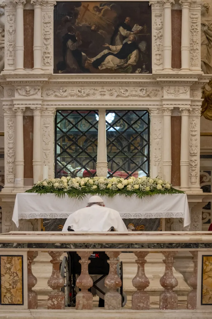 Ferenc pápa imádkozik V. Celesztin pápa sírjánál a Santa Maria di Collemaggio bazilikában, a L’Aquilában tett egynapos látogatásán, 2022. augusztus 28-án – Fotó: Domenico Stinellis / AFP