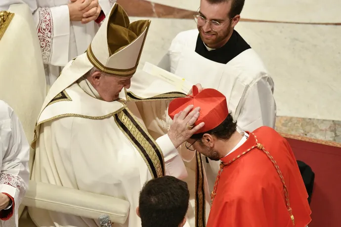 Ferenc pápa bíborosi rangra emeli Giorgio Marengót, 2022. augusztus 22-én, a vatikáni Szent Péter-bazilikában – Fotó: Vatican Media / AFP