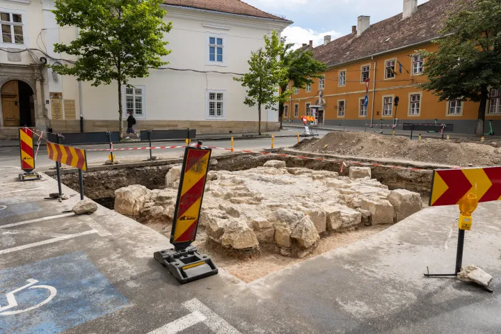 A Mária-oszlop talapzata az ásatási munkálatok idején, 2022. júliusában – Fotó: Tóth Helga / Transtelex