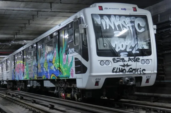 Metrókocsikat graffitiztek össze külföldi fiatalok, egymillió forintos kárt okoztak