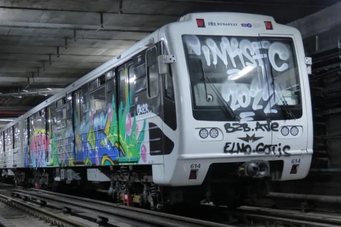 Metrókocsikat graffitiztek össze külföldi fiatalok, egymillió forintos kárt okoztak