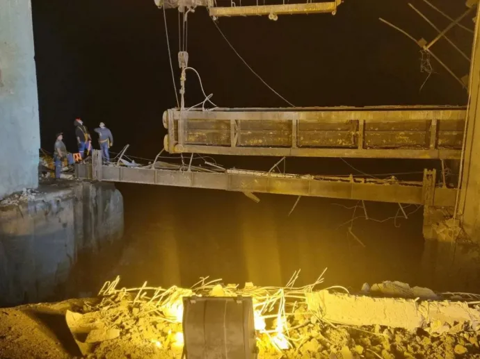 Munkások mérik fel a károkat egy orosz rakétacsapás által megrongált vízművön az ukrajnai Krivij Rihben 2022. szeptember 15-én – Fotó: State Emergency Service Of Ukraine / Reuters