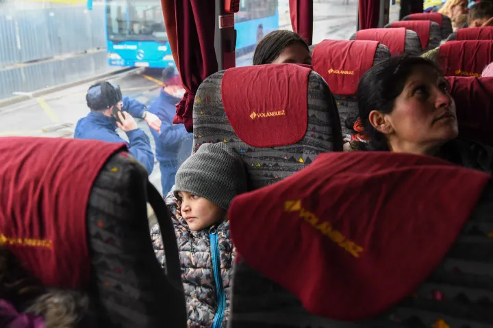 Ukrajnából menekülőket szállító transzferbusz a Nyugati pályaudvaron 2022. február 28-án – Fotó: Melegh Noémi Napsugár / Telex