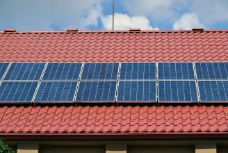 2,2 milliót fizetett januárban, még mindig várja, hogy az E.ON beszerelje a napelemeit