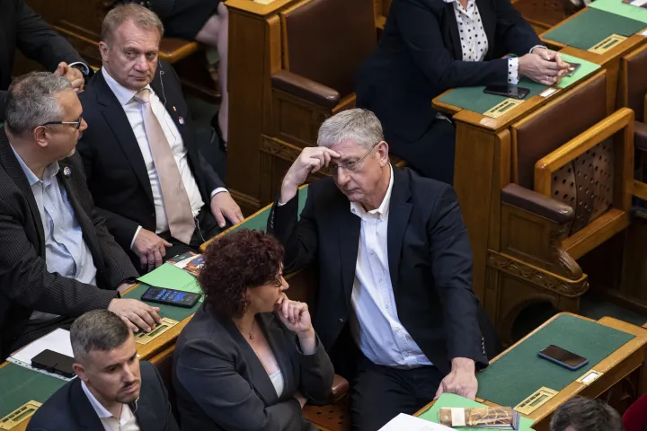 Gyurcsány Ferenc, mellette Vadai Ágnes a parlament alakuló ülésén, 2022. májusban – Fotó: Bődey János / Telex