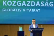 Az jegybank azt szeretné, ha kevesebbet vásárolnál, és a forint erősödne