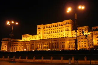 Egy kisvárosnyi áramot fogyaszt a parlament: 200 ezer eurós is lehet a villanyszámla