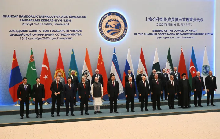 A Sanghaji Együttműködési Szervezet csúcstalálkozójának résztvevői: Mongólia, Türkmenisztán, Törökország, Kirgizisztán, Kazahsztán, India, Kína, Üzbegisztán, Oroszország, Tádzsikisztán, Pakisztán, Irán, Fehéroroszország és Azerbajdzsán vezetői az SCO-tagállamok vezetőinek kibővített találkozóján az üzbegisztáni Szamarkandban 2022. szeptember 16-án – Fotó: Sergey Bobylev / Sputnik / Reuters