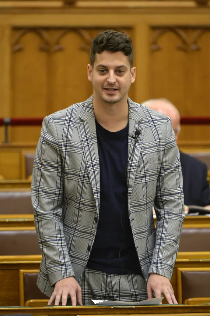 Ungár Péter, az LMP képviselője azonnali kérdést tesz fel az Országgyűlés plenáris ülésén 2021. november 8-án – Fotó: Kovács Attila / MTI