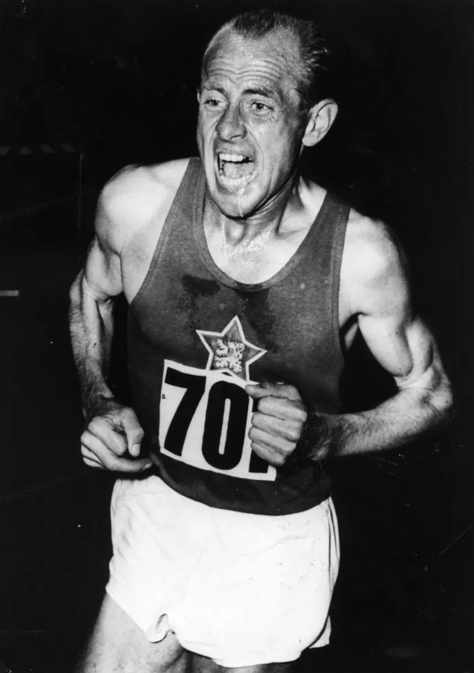 Zátopek, amint megnyeri a 10&#8239;000 méteres futást a svájci Bernben 1954-ben – Fotó: Keystone / Getty Images
