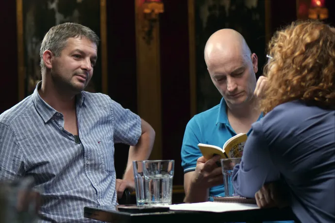 Urunk áll a hullámok tetején, mindig veszélyben – ez a Viktorról szól?