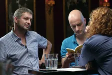Urunk áll a hullámok tetején, mindig veszélyben – ez a Viktorról szól?