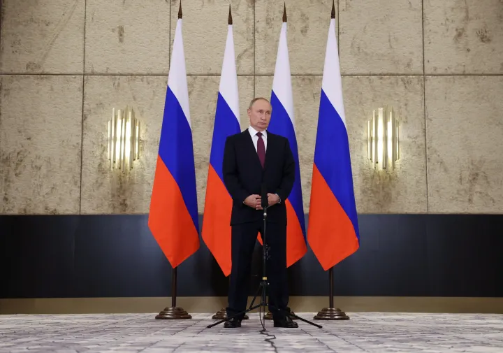 Vlagyimir Putyin pénteki sajtótájékoztatója az üzbegisztáni Szamarkandban – Fotó: Sergey Bobylev / Sputnik / Pool via Reuters