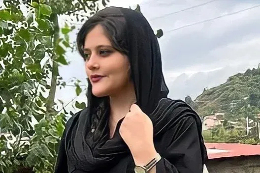 Meghalt egy fiatal nő Iránban, miután letartóztatta az erkölcsrendészet