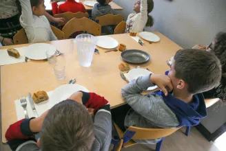 Gyakorlatilag egy szendvics lesz a „meleg étel” azokban az iskolákban, ahol nem oldható meg az ebéd előállítása vagy rendelése