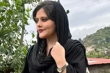 „Halál a diktátorra!” – kántálják a tüntetők Iránban egy állítólag halálra vert fiatal nő temetésén