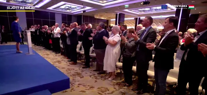 Gyurcsány Ferenc és a DK vezető politikusai állva tapsoltak a beszéd végén – Fotó: Demokratikus Koalíció / Facebook