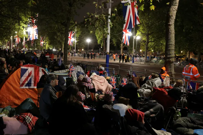 Emberek százai éjszakáztak a Mall mentén – Fotó: Kevin Coombs / Reuters