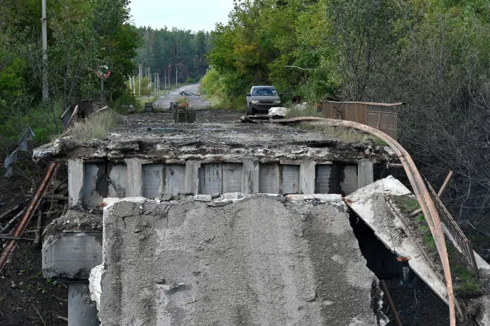 Egy lerombolt híd az orosz csapatok visszavonulása után az ukrán hadsereg által visszafoglalt Balaklija városának közelében, Harkiv megyében 2022. szeptember 18-án – Fotó: Sergey Bobok / AFP