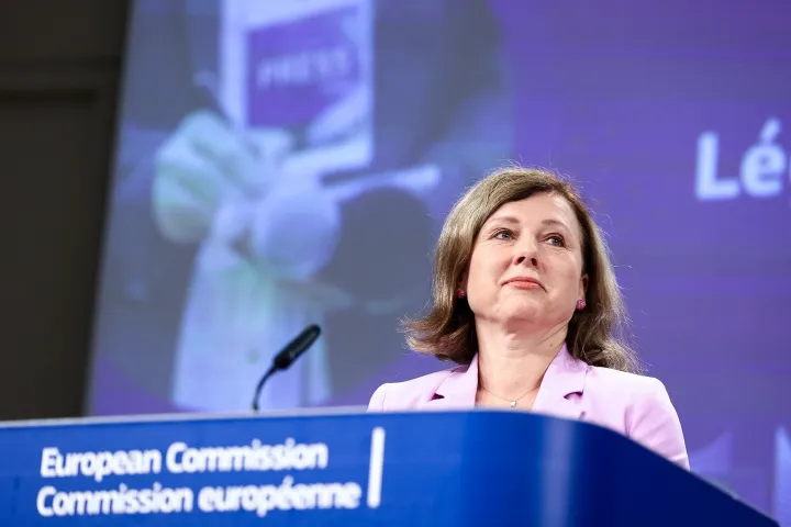 Věra Jourová, az Európai Bizottság alelnöke egy szeptemberi sajtótájékoztatón – Fotó: Kenzo Tribouillard / AFP