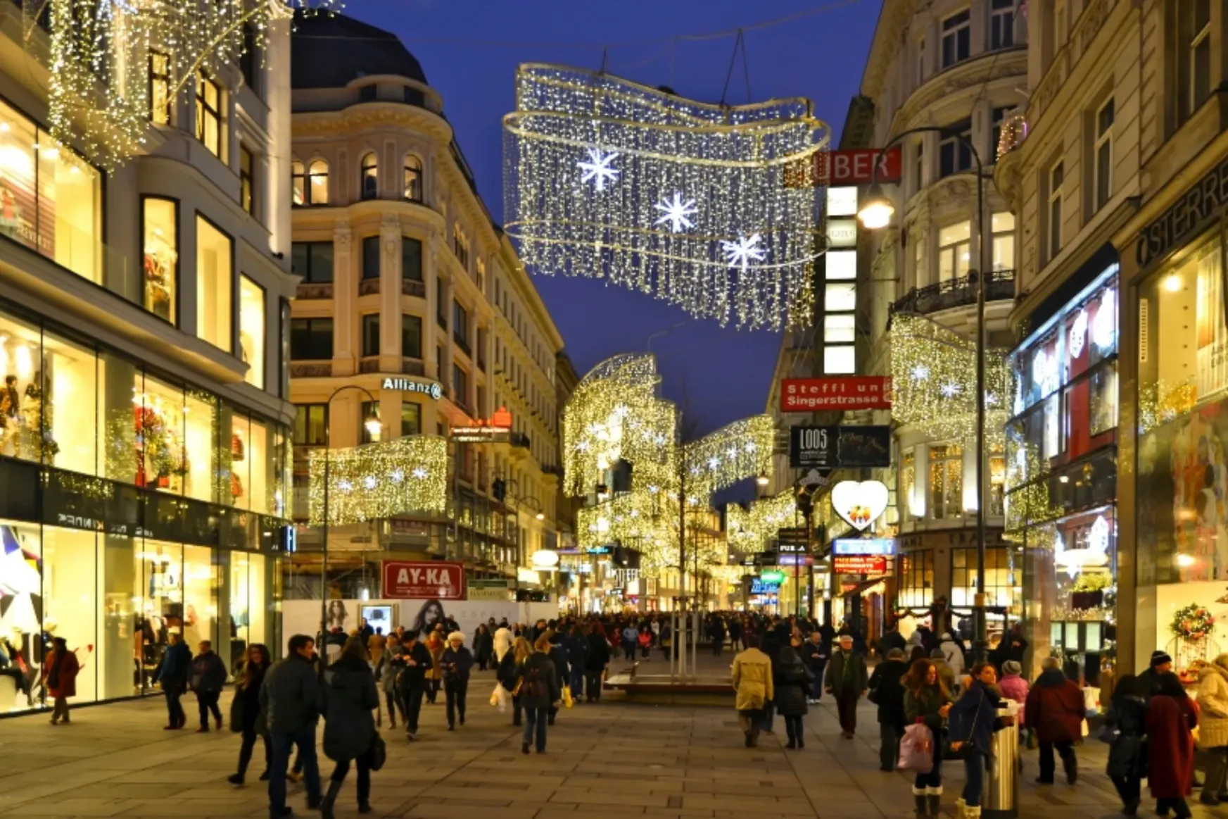 Bécs utcáin megmaradnak a karácsonyi fények, de energiatakarékosan