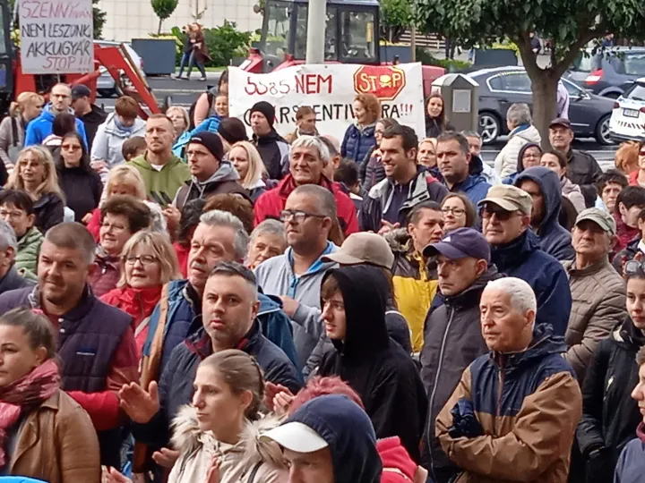 Tüntettek a győri városháza előtt – Fotó: Sudár Ágnes / Telex