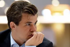 A világbajnok Carlsen sokkoló húzása: egy lépés után feladta a partiját