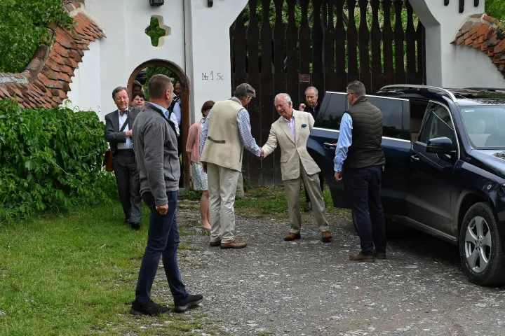 Károly herceg birtoka kapujában kezet fog vendéglátójával, gróf Kálnoky Tiborral székelyföldi magánlátogatása végén az erdélyi Zalánpatakon 2022. május 30-án – Fotó: Kátai Edit / MTI