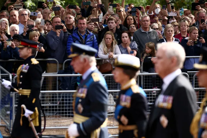 Károly brit király, Anna hercegnő és András herceg elhalad az emberek előtt a felvonuláson, ahol Erzsébet koporsóját a Buckingham-palotából a parlament épületébe szállítják, 2022. szeptember 14-én – Fotó: Henry Nicholls / Reuters