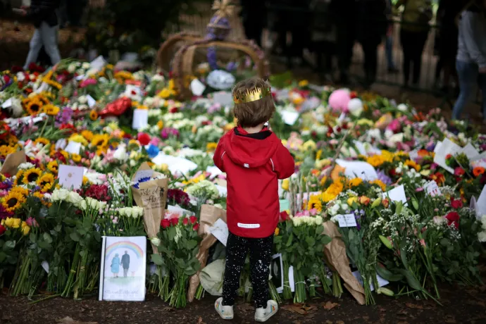 Egy papírkoronát viselő gyermek Erzsébet királynő halála után a Green Parkban, Londonban, 2022. szeptember 13-án – Fotó: Phil Noble / Reuters