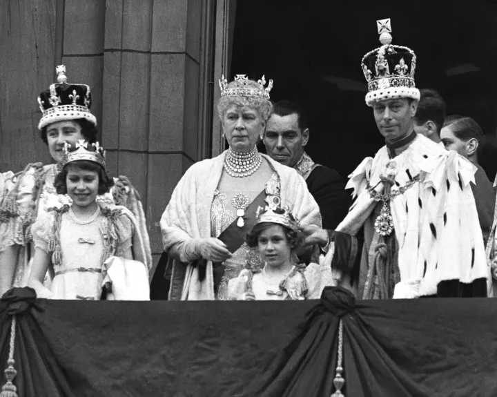 A királyi család, közöttük Teck Mária, fia VI. György koronázása után 1937-ben, jobbra az akkor 11 éves Erzsébet – Fotó: Hulton Deutsch / Getty Images