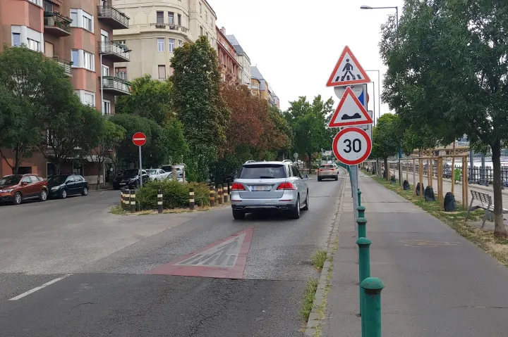 A motorbaleset helyszíne előtt sebességkorlátozás és bukkanóra figyelmeztető tábla is van – Fotó: Zách Dániel / Telex