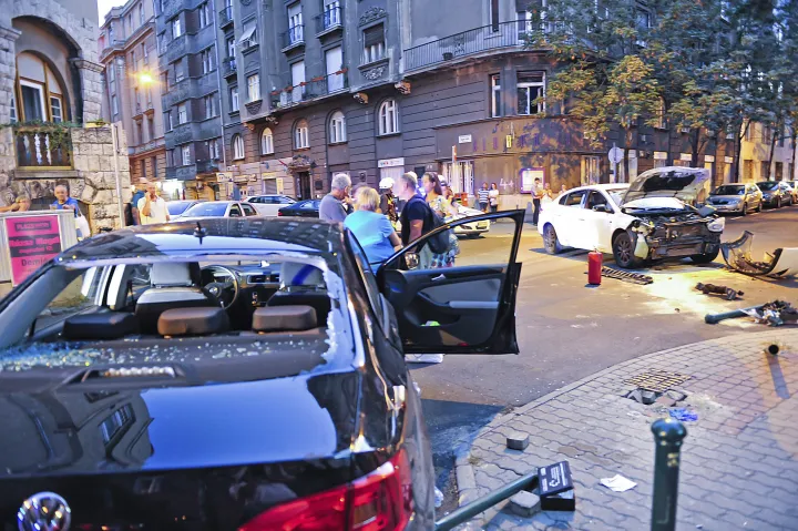 Összetört autók, miután összeütköztek a XIII. kerületi Tátra és Radnóti Miklós utca kereszteződésében 2016. augusztus 26-án – Fotó: Lakatos Péter / MTI