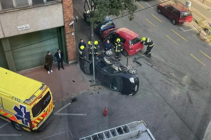Tűzoltók egy baleset helyszínén a Garam utca és Hegedűs Gyula utca sarkán – Fotó: Olvasónk, T. Dániel