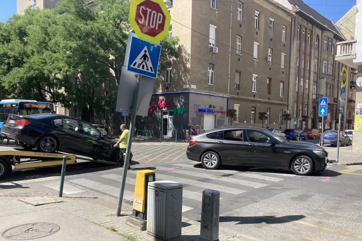 Autómentő viszi el az egyik sérült autót a Hegedűs Gyula Gogol utcai kereszteződéséből – Fotó: Olvasónk, T. Dániel