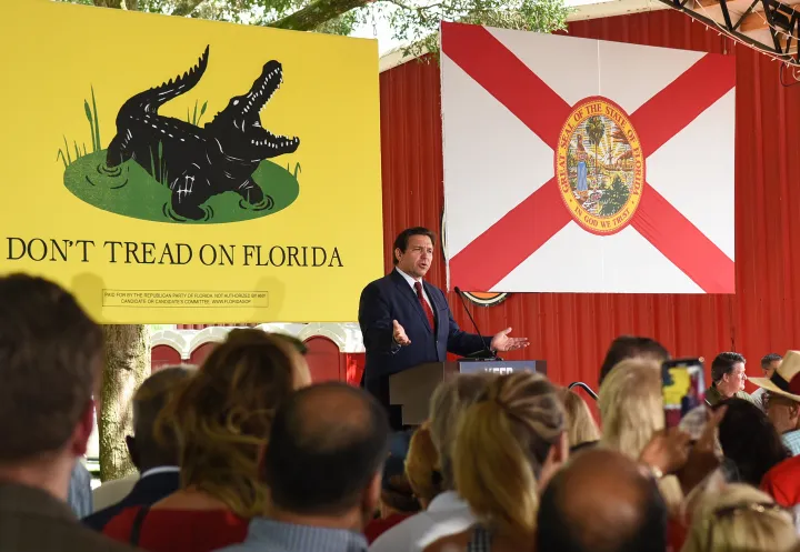 Ron DeSantis floridai kormányzó kampánykörútja egyik állomásán beszél támogatóihoz 2022 augusztusában – Fotó: Paul Hennessy / SOPA Images / LightRocket / Getty Images