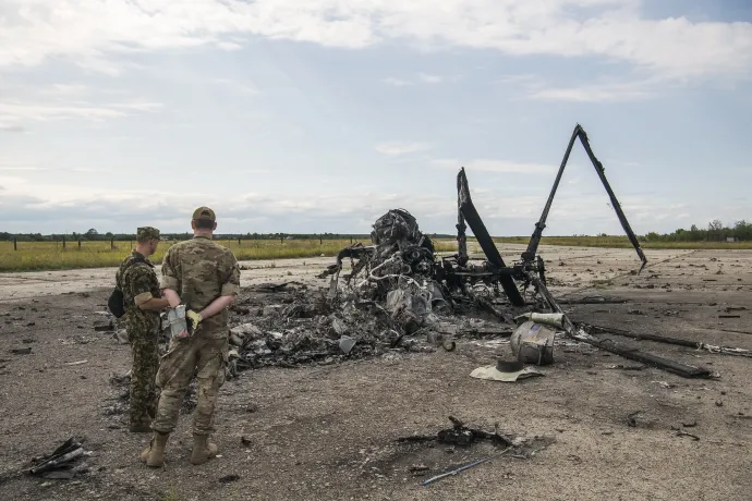 Ukrán katonák nézik az ukrán hadsereg által megsemmisített, orosz katonai Ka-52 Alligator helikopter darabjait a Kijev melletti Hosztomel repülőtéren, 2022. július 8-án. Néhány hónappal korábban egy ilyen típusú helikopter átvizsgálásakor találtak 22 darab amerikai csipet – Fotó: Maxym Marusenko / NurPhoto / AFP