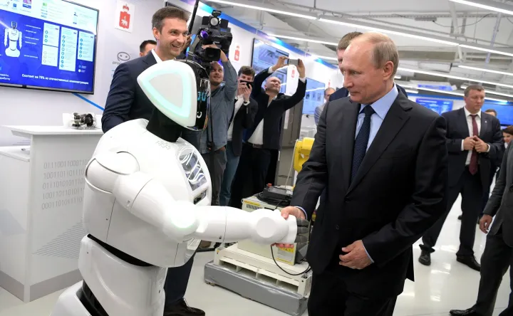 Vlagyimir Putyin látogatása a permi informatikai ER-Telecom Holding vállalatnál, 2017 szeptemberében – Fotó: Kremlin.ru