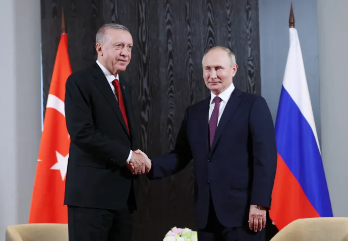 Recep Tayyip Erdoğan török és Vlagyimir Putyin orosz elnök 2022. szeptember 16-án Szamarkandban – Fotó: Murat Kula / Anadolu Agency via AFP