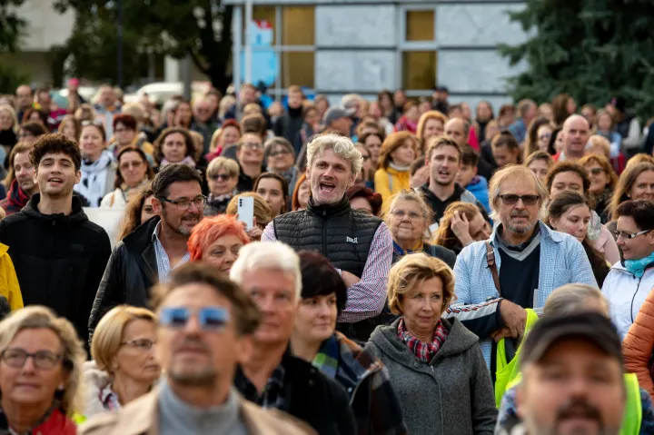 Dezsőfi György felmentett igazgatóhelyettes a tömegben, mellette balra Madarász Péter a jelenlegi igazgató – Fotó: Melegh Noémi Napsugár / Telex