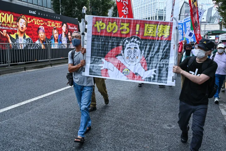 A költséges állami temetés ellen tiltakozók vonulnak Tokió utcáin 2022. szeptember 19-én – Fotó: Richard A. Brooks / AFP 