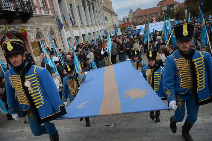 Tartanak Ursula von der Leyentől, ezért kivárnak a nemzeti régiós kezdeményezés benyújtásával Izsák Balázsék