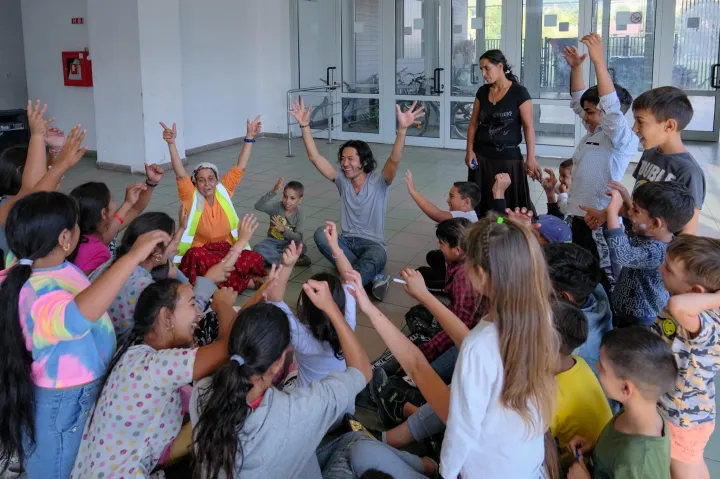 Az előítéletek helyett az emberi arcokat kell meglátnunk – japán táncművész rendezett roma-magyar gyerekelőadást Csíkszeredában