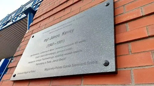Kevey emléktáblája a Legia stadionjával szemben – Fotó: Ághassi Attila / Telex