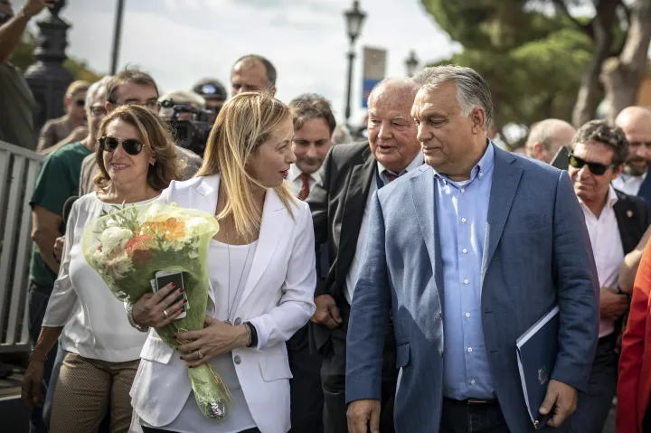 Orbán Viktor miniszterelnök és Giorgia Meloni, az Olasz Testvérek (FdI) párt vezetője az Atreju nevű rendezvényen, az Olasz Testvérek párttalálkozóján, Rómában, 2019. szeptember 21-én – Fotó: Szecsődi Balázs / Miniszterelnöki Sajtóiroda / MTI